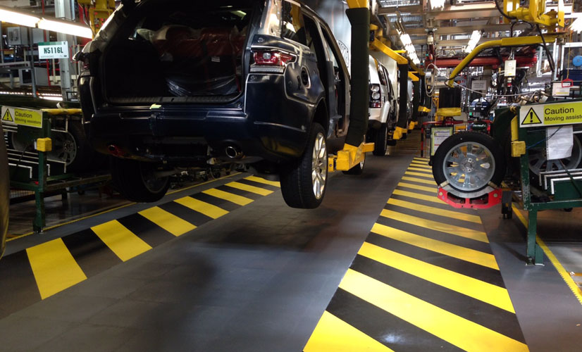 Suelos industriales Modulfix en cadenas de montaje de coches