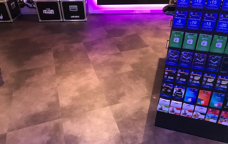 Suelo pvc 5mm tipo mineral en losetas para tiendas - Decosquare principal