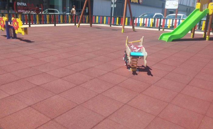 Baldosa roja caída niños parques infantiles Supragom