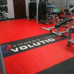 Suelo gimnasio con serigrafía