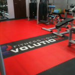 Suelo gimnasio con serigrafía