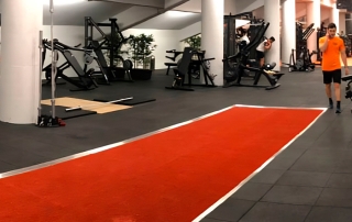 Césped artificial rojo para gimnasio Supratrail 15 Intense