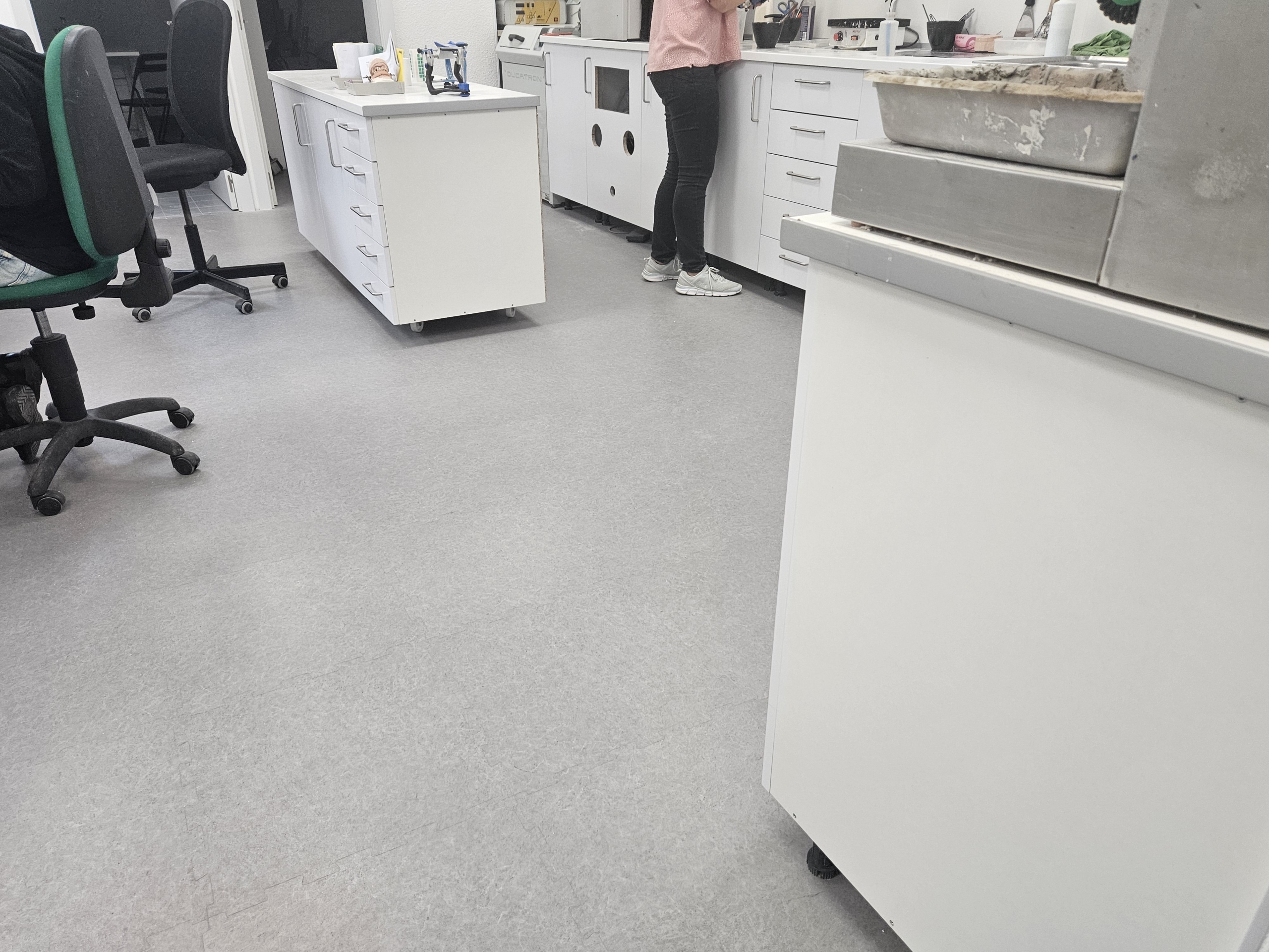 suelo de oficinas y laboratorios Decolock en losetas autoportantes