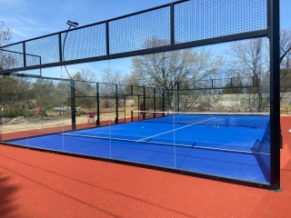 cesped-artificial-tierra-batida-alrededor-pistas-padel-Supratrail-GP-12-Deco