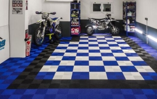 suelo para garaje de color blanco y azul - Supratrax Classic