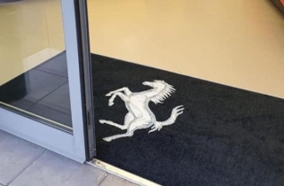 alfombra-personalizada-concesionario-alta-gama-supramats-print