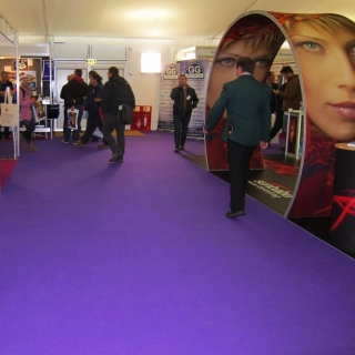 moqueta-violeta-para-eventos-ferias-cine-peliculas