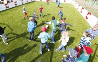 niños-jugando-en-cesped-artificial-con-capa-amortiguacion-suprapad