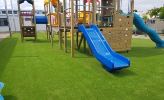 parque-infantil-cesped-artificial-con-toboganes-con-proteccion-segura-amortiguadora-suprapad