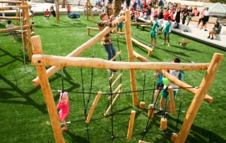 parque-infantil-con-cesped-artificial-amortiguador