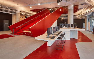 Losetas de caucho rojas con botones en universidad