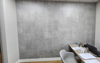 Despacho con revestimiento mural rígido en placas