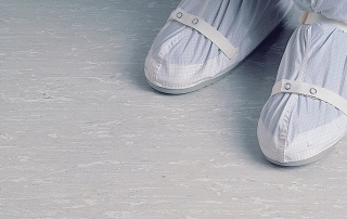 Suelo de vinilo disipativo antiestático para salas blancas, laboratorios.