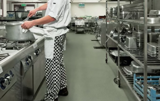 Suelo de vinilo antideslizante verde Clase 3 Suprasafe 25 R12 para cocina industrial