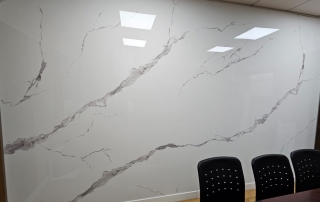 Sala de reunión con revestimiento mural tipo marmol blanco brillante