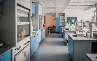 Suelo de vinilo disipativo para laboratorios Titan SD