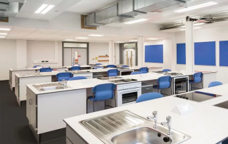 Suelo antideslizante negro Suprasafe 25 R12 para cocinas, salas de formación, ascensores o rampas